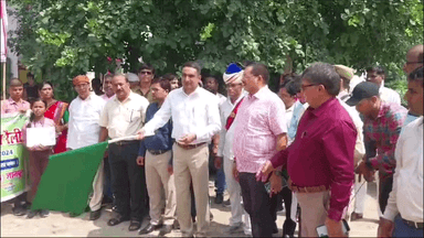 ज्ञानपुर: कलेक्ट्रेट परिसर से डीएम ने संचारी रोग जागरूकता अभियान रैली को हरी झंडी दिखाकर किया रवाना