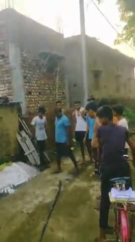 आज सुबह जगदीशपुर प्रखंड अंतर्गत केशोपुर गांव के धनजी सिंह ने सूचना दिया की गांव में बिजली का तार जलकर गिर गया है जिससे पूरे गांव का बिजली आपूर्ति बंद हो गया है।
मैं एसडीओ बिजली विभाग जगदीशपुर को जनहित में जल्द तार को बदलने के लिए बोला।