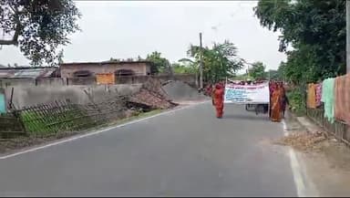 Majdur apni apni mango ko laker dharna pardarsan kiya manrega karyale palasi Araria