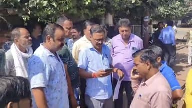 धौलपुर: गुलाब बाग चौराहे पर नाले के सहारे चल रहे अवैध निर्माण को नगर परिषद ने जेसीबी से हटाया