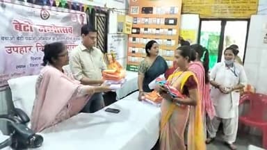 हमीरपुर: जिला महिला अस्पताल में गांधी जयंती पर नवजात कन्या का जन्मोत्सव व सम्मान कार्यक्रम आयोजित किया गया