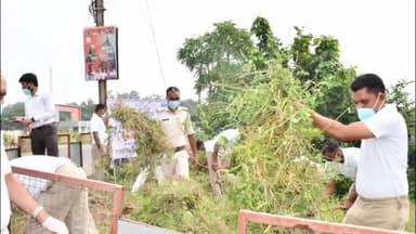 पीरटांड: सशस्त्र सीमा बल ने महात्मा गांधी की जयंती पर न्यू पुलिस लाइन और पुलिस शहीद स्मारक में चलाया सफाई अभियान