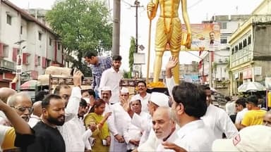 गिरिडीह: कांग्रेस पार्टी के राष्ट्रीय सचिव ने बैठक से पूर्व गांधी चौक में महात्मा गांधी की प्रतिमा पर किया माल्यार्पण