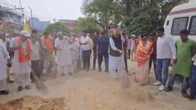 बरौनी: इंडियन ऑयल कॉरपोरेशन बरौनी के अधिकारी परिषद में केंद्रीय मंत्री के साथ सफाई अभियान में शामिल हुए