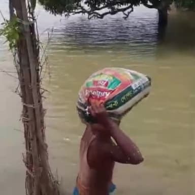 गोगरी: बोरना पंचायत के प्राइमरी स्कूल का एमडीएम का चावल बाढ़ के पानी में फेंकने का वीडियो सोशल मीडिया पर हुआ वायरल