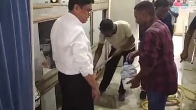 सिमडेगा: महात्मा गांधी एवं शास्त्री जयंती के मौके पर सिमडेगा सदर अस्पताल में सिविल सर्जन की मौजूदगी में चलाया गया स्वच्छता अभियान