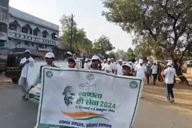 सिमडेगा: केलाघाघ मोड़ से स्वच्छता ही सेवा के समापन और गांधी जयंती पर निकला स्वच्छता मार्च, PDJ, DC, SP हुए शामिल