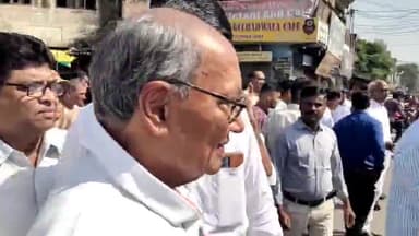 बीना: बीना पहुंचे पूर्व मुख्यमंत्री दिग्विजय सिंह, गांधी तिराहा स्थित महात्मा गांधी की प्रतिमा पर किया माल्यार्पण