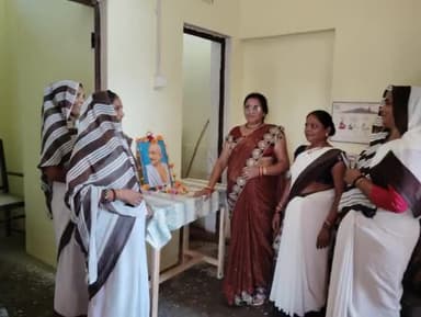 राष्ट्रपिता महात्मा गांधी की जयंती पर उपकेंद्र टेढ़ा में ए एन एम रीता सोनी सी एच ओ वंदना यादव एवं आशा बहुओं की उपस्थिति में की गई साफ सफाई एवं दी गई पुष्पांजलि