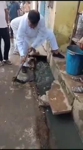 ग्वालियर गिर्द: ग्वालियर के वार्ड क्रमांक 33 में ऊर्जा मंत्री ने पहुंचकर नाली साफ की