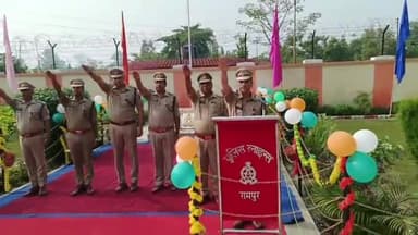 रामपुर: बुद्धवार को पुलिस लाइन में अधीक्षक द्वारा पुलिस कर्मियों को गांधी जयंती पर अहिंसा की शपथ दिलाई गई