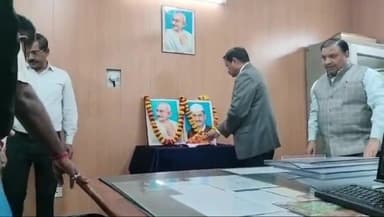 हाथरस: जनपद न्यायालय पर महात्मा गांधी और लाल बहादुर शास्त्री की जयंती पर न्यायाधीश ने महापुरुषों के चित्र पर किया माल्यार्पण