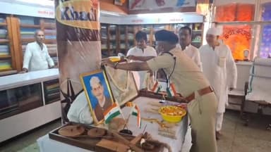 धनबाद/केंदुआडीह: खादीग्रामों उद्योग में पहुंचे धनबाद के एसएसपी और सिटी एसपी महात्मा गांधी और लाल बहादुर की तस्वीर पर किया माल्यर्पण।