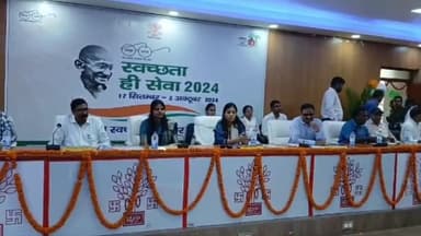 सासाराम: डीआरडीए सभागार में 'स्वच्छता ही सेवा' अभियान के तहत बेहतर कार्य करने वालों को डीएम ने किया सम्मानित