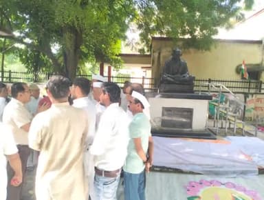 हमीरपुर: मुख्यालय के गाँधी पार्क में कांग्रेसियों को गांधी प्रतिमा पर माल्यार्पण करने से सीडीओ ने रोका, हुई झड़प