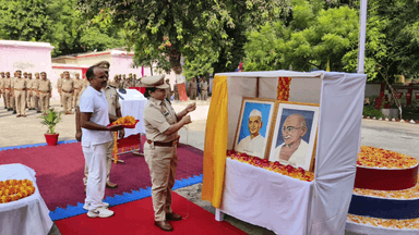 ज्ञानपुर: पुलिस लाइन ज्ञानपुर सहित पुलिस कार्यालयों में मनाई गई महात्मा गांधी और लाल बहादुर शास्त्री की जयंती