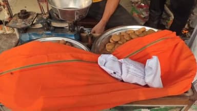 कैंपियरगंज: कैंपियरगंज तहसील सहित जंगल कौड़िया समेत तमाम मंदिरों में श्रद्धालुओं ने सुबह से मां दुर्गा की पूजा-अर्चना की