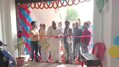 बिहिया: नगर स्थित कटेया रोड में इलेक्ट्रिक स्कूटी एवम ई-रिक्शा शोरूम का समाजसेवी सुभाष चंद्र कुशवाहा ने किया उद्घाटन