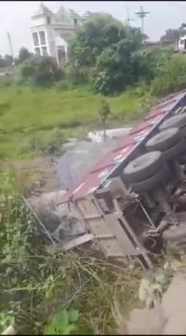 रामानुजगंज: तातापानी में अनियंत्रित होकर पुल के नीचे क्लिकर लोड ट्रेलर पलटा, चालक और परिचालक को आई गंभीर चोटें