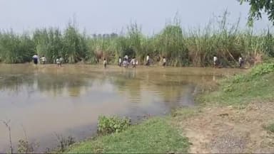 सवायजपुर: हरपालपुर क्षेत्र में चकरोड पर भरे पानी से गुजरकर स्कूल जाते हैं बच्चे, ग्रामीणों ने अनदेखी का लगाया आरोप