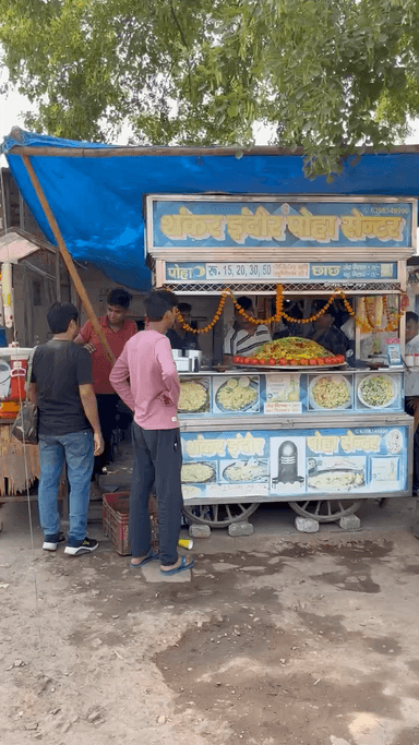 यहाँ पोहा खाने वाले अपनी बारी के लिए लात-घूसे भी चला देते हैं😱 📍Location-Sevla,Agra #streetfoodindia #foodblogger #viral #publicviralshorts