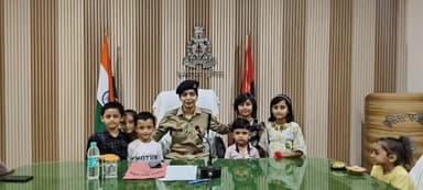 हमीरपुर: पुलिस लाइन सभागार में क्षेत्राधिकारी ने महिला पुलिस कर्मियों से पूछी समस्याएं, बच्चों को बांटे गए उपहार