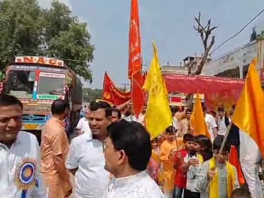 सिमडेगा: आनंद भवन धर्मशाला से महाराज अग्रसेन की जयंती के अवसर पर निकली भव्य शोभायात्रा, सैकड़ों महिला-पुरुष हुए शामिल