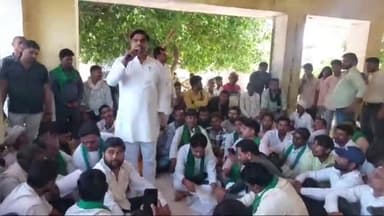 जलेसर: किसान नेता पवन ठाकुर के नेतृत्व में तहसील जलेसर में किसानों ने सड़कों पर गहरे गड्ढों सहित समस्याओं को लेकर दिया धरना