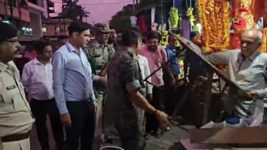 गिरिडीह: नगर निगम और पुलिस बल के सहयोग से टावर चौक पर अतिक्रमण हटाने की मुहिम शुरू