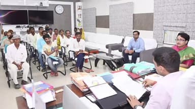 बक्सर: बक्सर स्थित कार्यालय कक्ष में डीएम ने आम जनता से की मुलाकात, 40 आवेदनों पर हुई सुनवाई