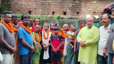 पीरटांड: पीरटांड के मधुबन में भाजपा नेता विनय कुमार सिंह ने शुक्रवार को जनसंपर्क अभियान चलाया