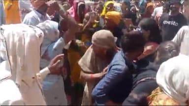 जलेसर: जलेसर कस्बा में खाद के लिए लाइन में लगी महिलाओं के बीच धक्का-मुक्की के बाद हुई मारपीट, वीडियो आया सामने