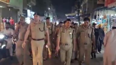 रामपुर: पुलिस अधीक्षक विद्यासागर मिश्र ने त्योहारों के मद्देनज़र नगर कोतवाली क्षेत्र में किया फ्लैग मार्च