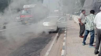 ਡੇਰਾਬਸੀ: ਬੱਚਿਆਂ ਨੂੰ ਸਕੂਲ ਲੈ ਕੇ ਜਾ ਰਹੀ ਕਾਰ ਨੂੰ ਡੇਰਾਬਸੀ ਫਲਾਈਓਵਰ ਤੇ ਅਚਾਨਕ ਲੱਗੀ ਅੱਗ, ਕਾਰ ਸੜਕੀ ਹੋਈ ਸਵਾਹ, ਵੱਡਾ ਹਾਦਸਾ ਟਲਿਆ