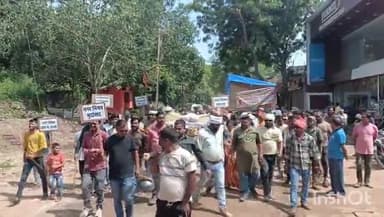 कटनी नगर: रोड निर्माण की मांग को लेकर गौरीशंकर मंदिर से कटनी नगर निगम तक निकला आर्थिक जुलूस, नगर निगम के खिलाफ हुई नारेबाजी