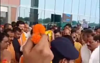 ग्वालियर गिर्द: केंद्रीय मंत्री ज्योतिरादित्य सिंधिया पहुंचे ग्वालियर, एयरपोर्ट पर कार्यकर्ताओं ने किया जोरदार स्वागत