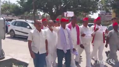 हाथरस: समाजवादी पार्टी के कार्यकर्ताओं ने अपनी 11 मांगों को लेकर सीएमओ कार्यालय पर एसीएमओ को ज्ञापन दिया