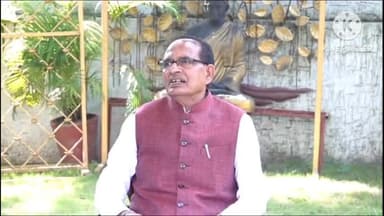 हुज़ूर: भोपाल के लिंक रोड स्थित निवास पर केंद्रीय कृषि मंत्री शिवराज सिंह चौहान ने की प्रेस कॉन्फ्रेंस