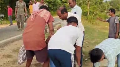 ठेठईटांगर: सिमडेगा के टापूडेगा के पास मोटरसाइकिल दुर्घटना में व्यक्ति घायल, भाजपा नेता विद्या बड़ाईक ने एंबुलेंस से भेजा अस्पताल