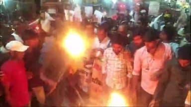 गिरिडीह: JSCC CGL परीक्षा में धांधली का आरोप लगाते हुए छात्र संघ ने टावर चौक में मुख्यमंत्री हेमंत सोरेन का पुतला फूंका