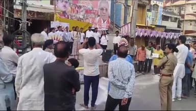 शाजापुर: अभियान के तहत शाजापुर पुलिस ने आजाद चौक में किया नुक्कड-नाटक का आयोजन, कानून के बारे में बताया