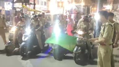 मंदसौर: महिला पुलिसकर्मी स्कूटी के माध्यम से गरबा पंडालों में करेगी पेट्रोलिंग, घंटा घर से SP ने हरी झंडी दिखाकर किया रवाना