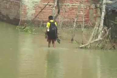 कैंपियरगंज: कैंपियरगंज तहसील में नेपाल द्वारा छोड़े गए पानी के कारण राप्ती नदी कई जगहों पर खतरे के निशान से ऊपर कर रहा कटान