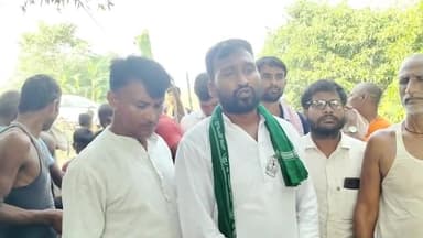 बाढ़ प्रभावित लोगों के बीच अपने निजी कोश से राहत सामग्री वितरण किया