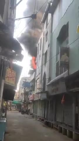 *इंदौर के कपड़ा बाजार की दुकान में लगी भीषण आग, इसे बुझाने फायर ब्रिगेड कर रही मशक्कत* 
इंदौर शहर के बीच स्थित एमटी क्लॉ