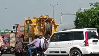 करछना: मुख्यमंत्री योगी आदित्यनाथ के आगमन को लेकर लेप्रोसी चौराहे पर नगर निगम द्वारा पेड़ों की सफाई की जा रही है