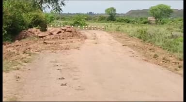 देवेंद्रनगर: राजादहार से कोढ़न पुरवा जाने वाले मार्ग को दबंगों ने मिट्टी डालकर बंद किया था, प्रशासन ने खुलवाया