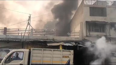 कानपुर: बाबूपुरवा के ट्रांसपोर्ट नगर हनुमान मंदिर के पास कपड़े के गोदाम में लगी आग, बुझाने का प्रयास जारी