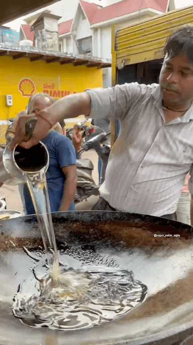 Chaina Se chowmein Banana Sikh kar Aaye hai Ye Bhai #streetfoodindia #viralfood #noodlelover #yummyfood #publicshort