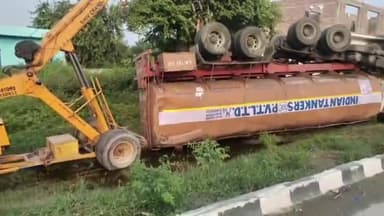 मिलक: लोहा पट्टी गांव के पास अल्कोहल से भरा तेज रफ्तार टैंकर हाईवे किनारे पलट गया, चालक और परिचालक सुरक्षित